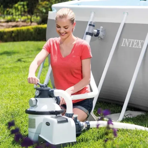 Test Intex 26646 Krystal Clear 7900 l/h : le filtre à sable qui fait le job pour les piscines familiales
