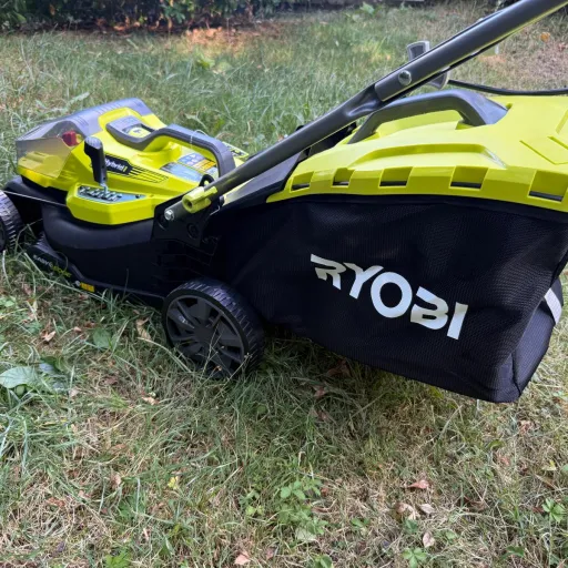RYOBI RY18LMH37A-250 : le test complet de la tondeuse hybride qui ne tombe jamais en panne de batterie