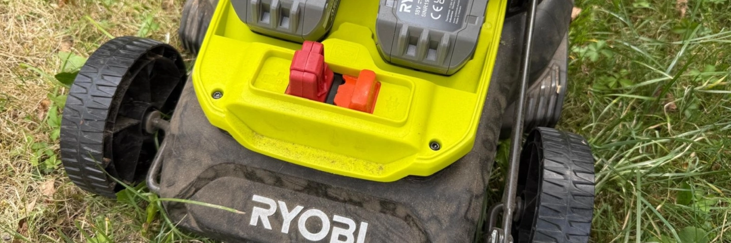 *RYOBI RY18LMH37A-250* : la tondeuse hybride qui ne tombe _jamais_ en panne de batterie
