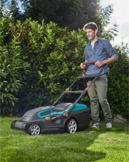 Tondeuse électrique PowerMax 1800/42 de Gardena : tondeuse à gazon jusqu'à 800 m², largeur de coupe 42 cm, capacité 45 l, hauteur de coupe 20 à 60 mm, guidon rabattable, poignée ergonomique (5042-20) 42cm