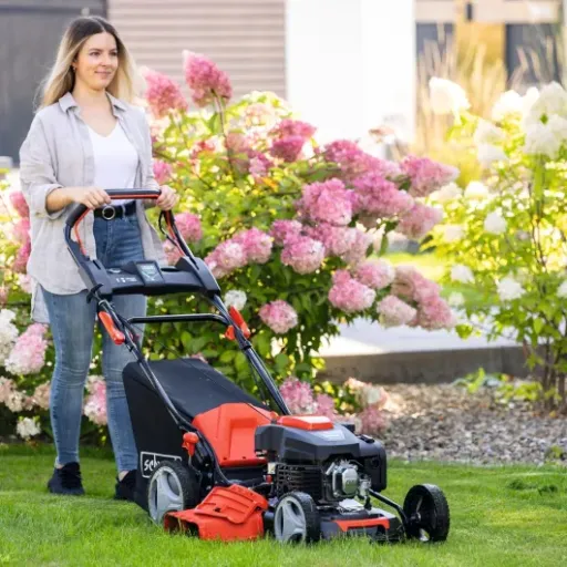 Test Scheppach MS225-53E : une tondeuse puissante qui mise tout sur le démarrage électrique