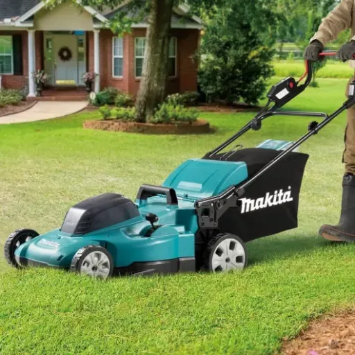 Avis Makita DLM539Z : la tondeuse autotractée 2x18 V pour grands jardins sans fil