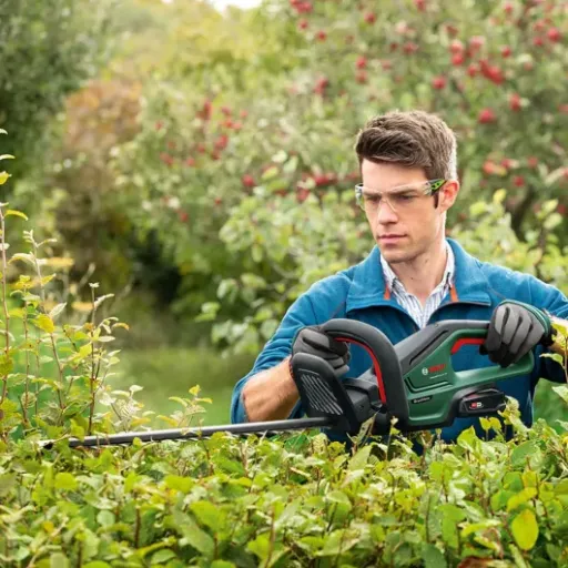 Avis Bosch UniversalHedgeCut 18V-50 : le taille-haies sans fil léger pour haies de taille moyenne