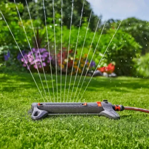 Avis Gardena AquaZoom S : l’arroseur carré réglable pour petites pelouses