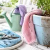 Chiffonnettes en microfibre : l’alliée discrète d’un jardin propre et durable
