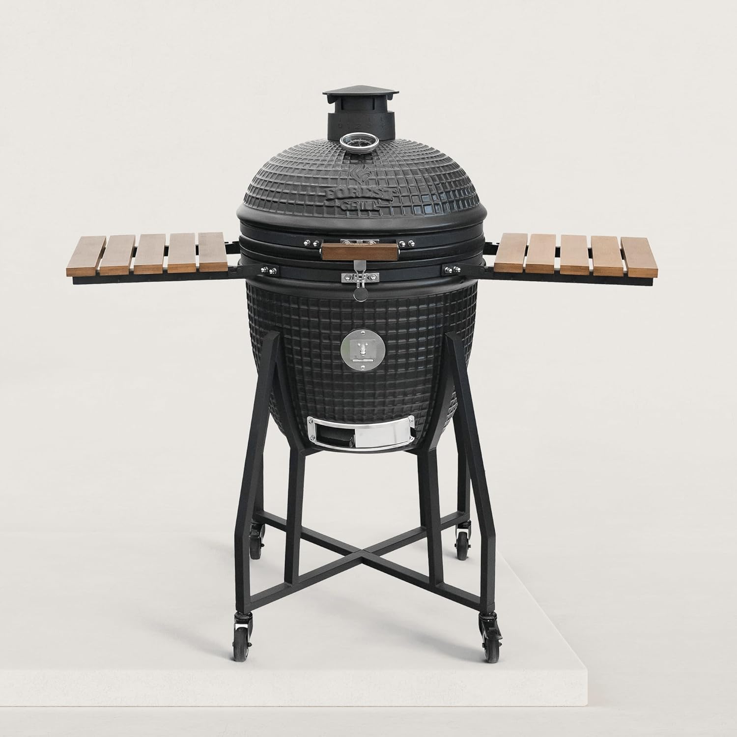 Kamado Forest-Grill XL 22" 22" = modèle familial (56 cm x 83 cm) Diamètre de la grille : 48 cm Inclus : 2 plateaux en bois rabattables
