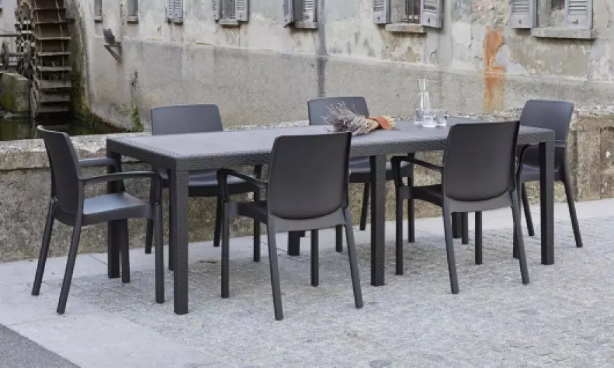 Dmora - Table d'extérieur Roma, Etagère à manger rectangulaire extensible, Table de jardin extensible effet rotin, 100% Made in Italy, 150/220x90h72 cm, Anthracite