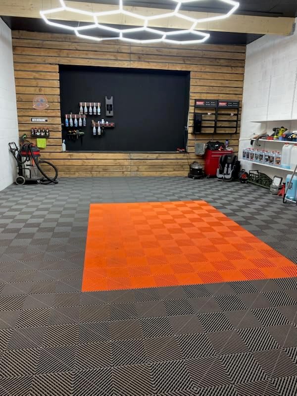 Lot de 25 dalles de sol clipsables - GRIS ANTHRACITE - (4m²) pour garage, cellier, atelier, abris de jardin - Effet Damier 40x40cm, ép.1,8cm, Marque CLIC & dalle, série CLASSIC, Intérieur-Extérieur.