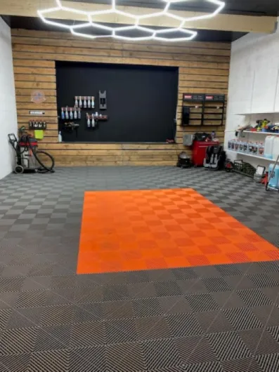 Lot de 25 dalles de sol clipsables - GRIS ANTHRACITE - (4m²) pour garage, cellier, atelier, abris de jardin - Effet Damier 40x40cm, ép.1,8cm, Marque CLIC & dalle, série CLASSIC, Intérieur-Extérieur.