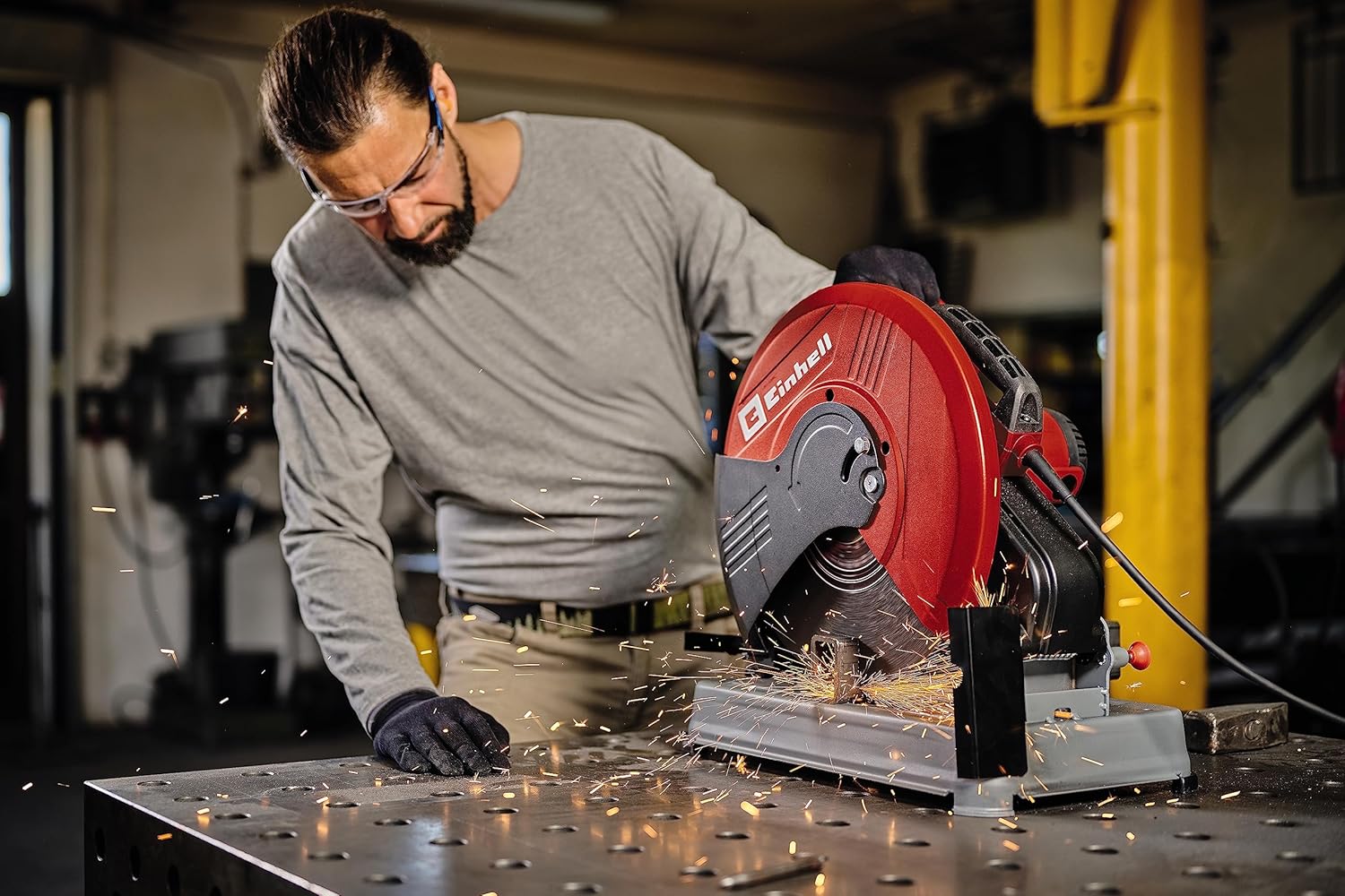 Tronçonneuse à métaux TC-MC 355/1 (2 200 W, régime à vide de 4 200 tr/min, démarrage progressif, pare-étincelles, vendue avec disque de coupe Ø 355 x Ø 25,4 x 2,8 mm) Nouvelle Version