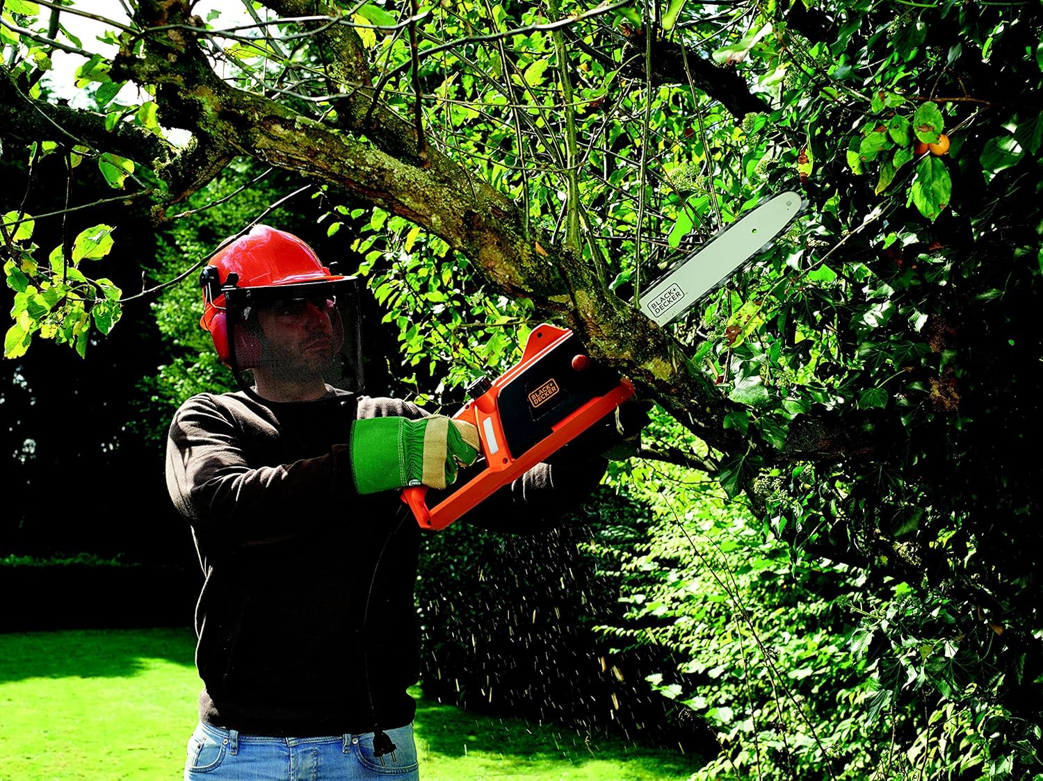 BLACK+DECKER Tronçonneuse filaire - Réservoir de 100 ml transparent - Griffe 6 dents - Interrupteur double commande, Orange, 40 cm 40 cm Orange