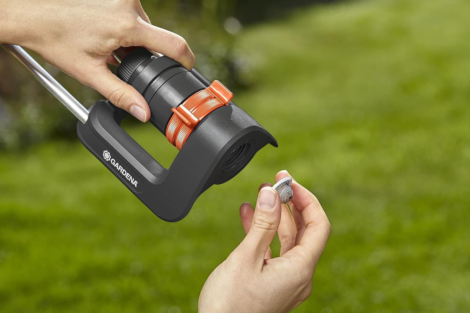 Arroseur pour surfaces carrées Gardena Aqua L : Arroseur pour l’arrosage de surface de 120-280 m², portée 8-16 m, distance de jet max - 16 m, filtre métallique intégré (18704-20)