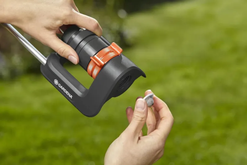 Arroseur pour surfaces carrées Gardena Aqua L : Arroseur pour l’arrosage de surface de 120-280 m², portée 8-16 m, distance de jet max - 16 m, filtre métallique intégré (18704-20)