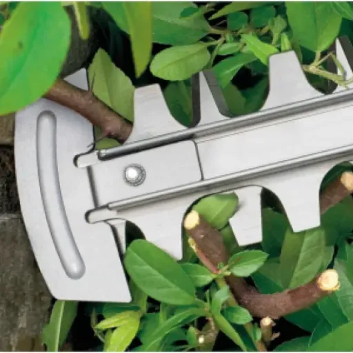 Test Bosch Taille-Haies AdvancedHedgeCut 65 : Taille silencieuse pour grandes haies