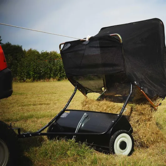 Balai ramasseur – 1725 x 1035 x 585 mm – Largeur de 96 cm – capacité 340 l – avec Roues en Caoutchouc – Balayeuse ramasseuse tractée Nettoyeur de pelouse pour Tondeuse autoportée ATV 87 cm