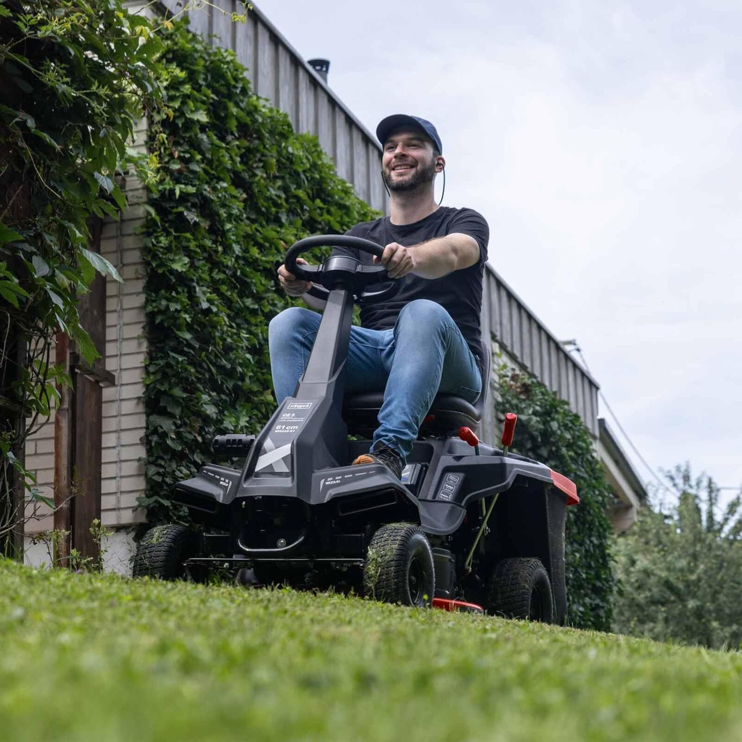 Tondeuse Thermique autoportée MR225-61 - 4,4 KW - 6 CV - Largeur de Coupe 61 cm - Hauteur de Coupe réglable 35-75 mm - Jardins jusqu'à 2600 m² - Panier de 150 l