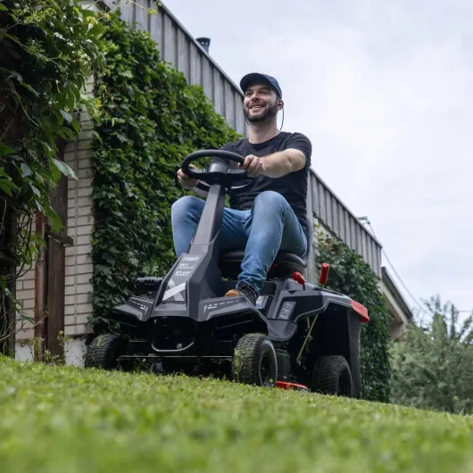 Tondeuse Thermique autoportée MR225-61 - 4,4 KW - 6 CV - Largeur de Coupe 61 cm - Hauteur de Coupe réglable 35-75 mm - Jardins jusqu'à 2600 m² - Panier de 150 l