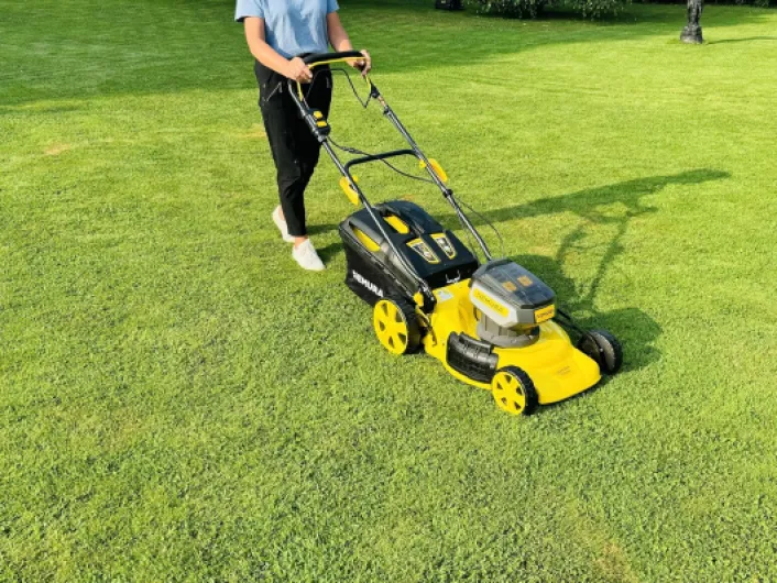 Tondeuse Autotractée à Batterie 80 V (2x40V) - Coupe 46 cm - Jusqu'à 500 m2 - Fonction Mulching - Livrée avec 2 Batteries 4Ah et 2 chargeurs - Marque Française Coupe 46 cm 2 Batteries