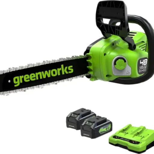 Test Greenworks 48V 35 cm : la tronçonneuse sans fil qui remplace (presque) le thermique pour le bois de jardin