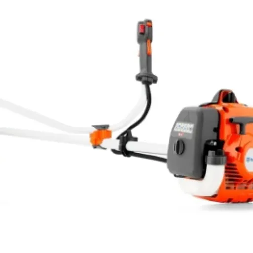 Test Husqvarna 122R : la débroussailleuse thermique légère qui fait le job pour l’entretien du jardin