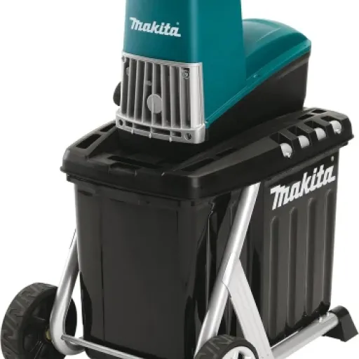 Test Makita UD2500 : le broyeur de jardin costaud mais pas parfait