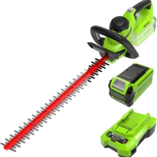 Test Greenworks G40HT61K2 : un taille-haie sans fil sérieux pour les haies de jardin classiques
