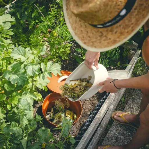 Test Urbalive Lombricomposteur 12L Plastia : le petit tube à compost qui fait le job dans un carré potager