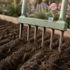 Le jardinage malin commence par la grelinette : pourquoi cet outil change le rapport au sol