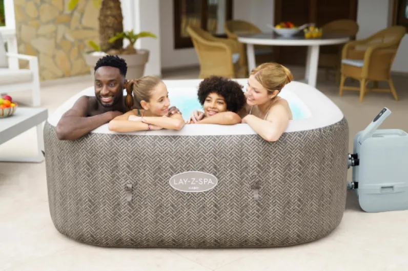 Spa Gonflable Cabo Smart HydroJet Efficacité énergétique avec Application de contrôle 4 à 6 Personnes - 180 cm x 180 cm x 71 cm - Marron