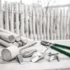 Ganivelle en robinier : l’art de créer une clôture paysagère durable et élégante